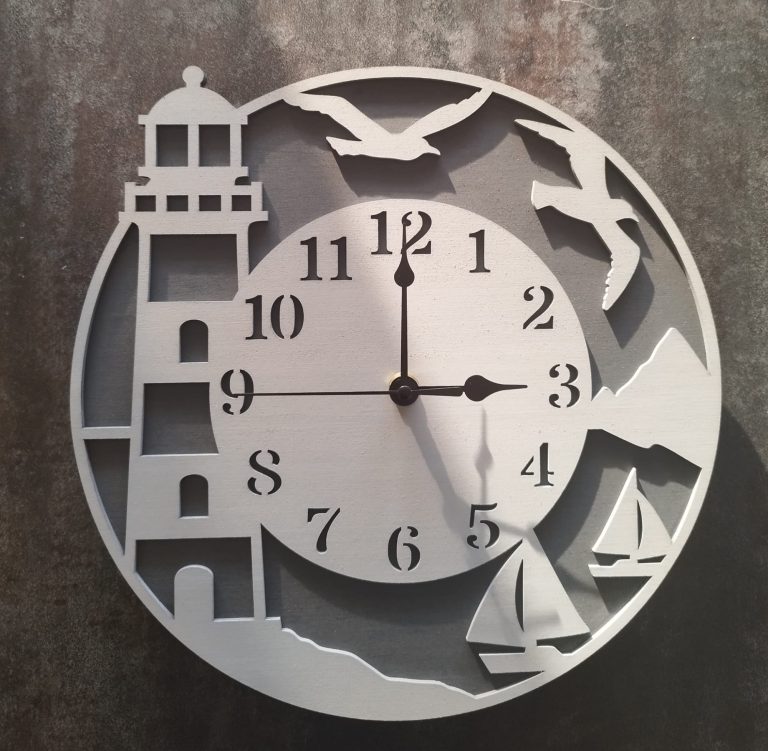 Leuchtturm-Uhr Wanduhr mit Leuchtturm, Vögeln, Bergen und Segelbooten.